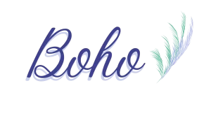 Logotipo Boho com letras em azul e lilás, acompanhado de uma pena estilizada.