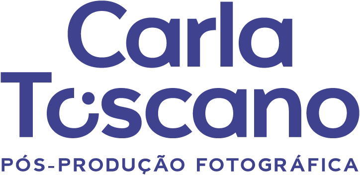 Logotipo de Carla Toscano com a inscrição "Pós-produção Fotográfica" em roxo